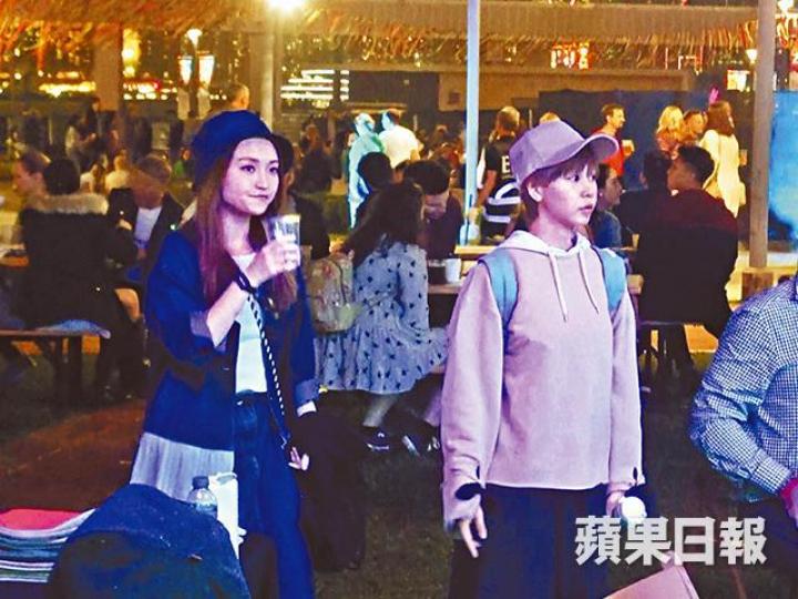 ■林欣彤(左)和陳慧敏前晚不停在攤檔中穿插。
■林欣彤(左)和陳慧敏前晚不停在攤檔中穿插。