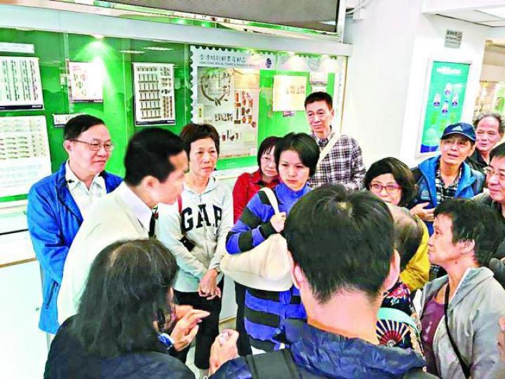 ■郵票套摺極速售罄,未能購買的市民與郵局職員理論,情況一度混亂。互聯網■TVB金禧紀念郵票套摺,每套定價258元。互聯網 ■郵票套摺極速售罄,未能購買的市民與郵局職員理論,情況一度混亂。互聯網■TVB金禧紀念郵票套摺,每套定價258元。互聯網