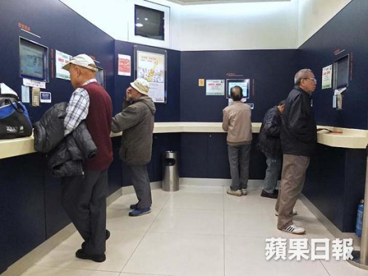 ■當看到街坊不停睇股票報價,買餸阿嬸暢談炒股心得,還是早點歸去。 資料圖片 ■當看到街坊不停睇股票報價,買餸阿嬸暢談炒股心得,還是早點歸去。 資料圖片