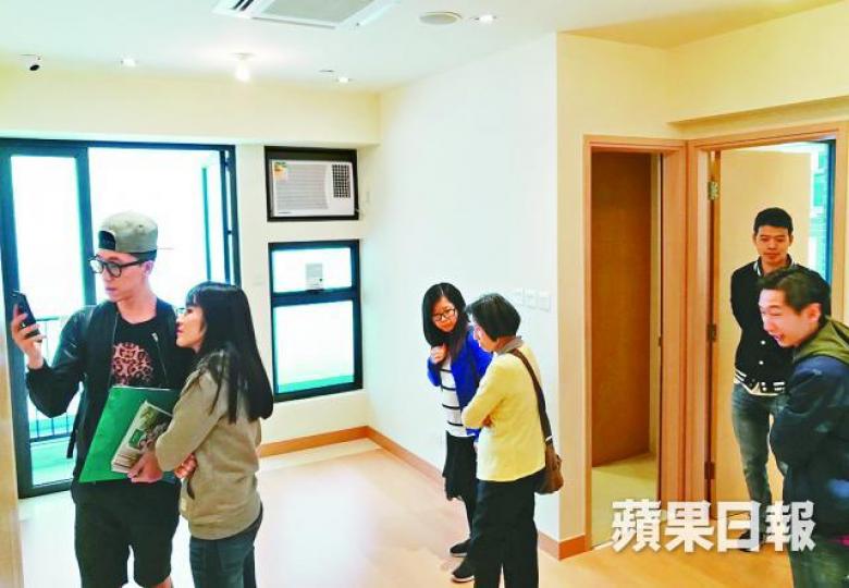 ■不少市民昨到房協新盤示範單位參觀。 ■不少市民昨到房協新盤示範單位參觀。