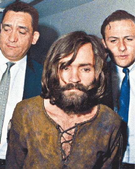 ■曼森在1969年落網。■在眉心刻上納粹標記的曼森。 ■曼森在1969年落網。■在眉心刻上納粹標記的曼森。