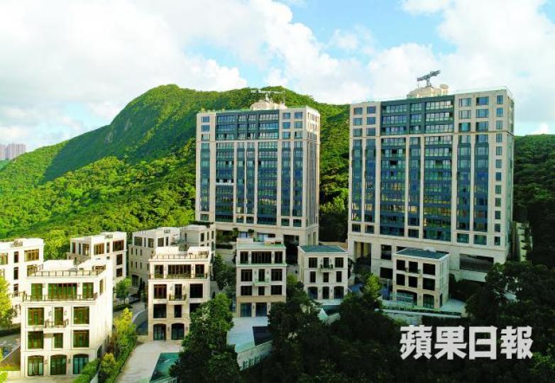 ■山頂豪宅MOUNT NICHOLSON第三期其中兩伙獲一組客以逾11億元買入,呎價13.2萬元成新亞洲樓王。■MOUNT NICHOLSON單是大廳面積已逾千呎;圖為其中一個低層單位。 ■山頂豪宅MOUNT NICHOLSON第三期其中兩伙獲一組客以逾11億元買入,呎價13.2萬元成新亞洲樓王。■MOUNT NICHOLSON單是大廳面積已逾千呎;圖為其中一個低層單位。