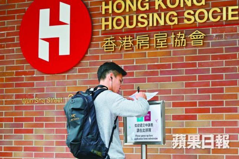 ■有房協新盤申請者昨即場在街邊填表。黃耀興攝 ■有房協新盤申請者昨即場在街邊填表。黃耀興攝