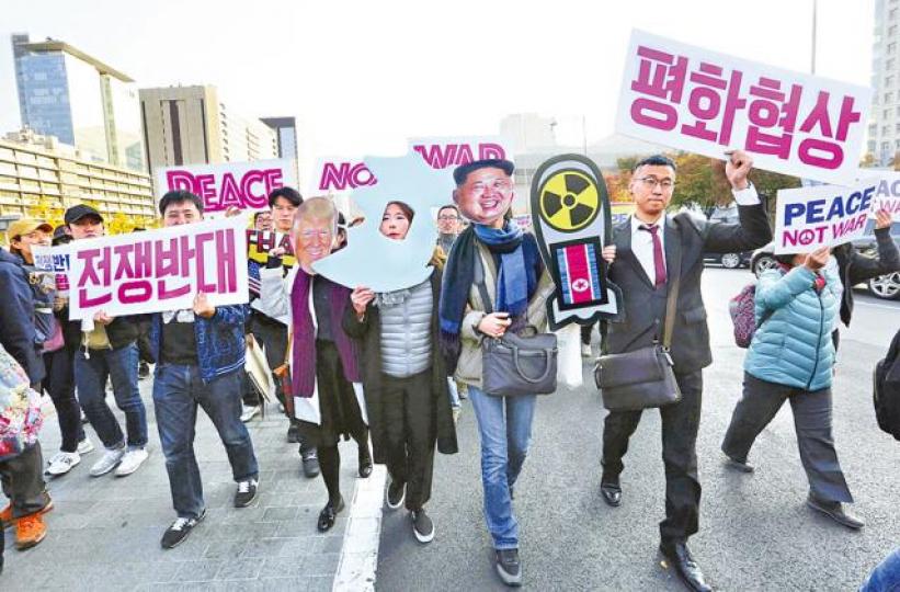 ■南韓民眾早前反對美總統特朗普到訪,要求他與北韓對話,解決核問題。 ■南韓民眾早前反對美總統特朗普到訪,要求他與北韓對話,解決核問題。