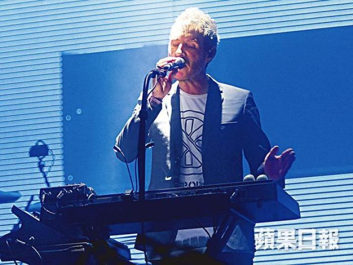 ■Massive Attack主音Robert前晚狂唱大熱作,又講廣東話答謝港迷。■台上打出世界各地新聞標題,連吳綺莉家事都有份。■鄧麗欣的花邊新聞也出現在舞台螢幕上。■成員之一的Daddy G落力表演。 ■Massive Attack主音Robert前晚狂唱大熱作,又講廣東話答謝港迷。■台上打出世界各地新聞標題,連吳綺莉家事都有份。■鄧麗欣的花邊新聞也出現在舞台螢幕上。■成員之一的Daddy G落力表演。