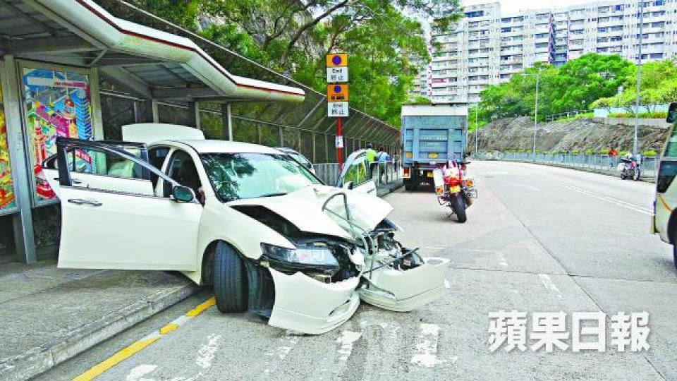 ■雅廓鏟上巴士站,車頭損毀嚴重。詹家志攝■私家車司機受傷送院。 ■雅廓鏟上巴士站,車頭損毀嚴重。詹家志攝■私家車司機受傷送院。