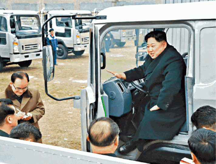 ■北韓官媒昨發放金正恩視察車廠的相片。路透社 ■北韓官媒昨發放金正恩視察車廠的相片。路透社