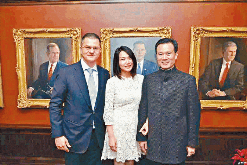 ■葉簡明(右)曾攜妻子吳麗瓊訪美,與聯合國大會前主席耶雷米奇(左)合照。 ■葉簡明(右)曾攜妻子吳麗瓊訪美,與聯合國大會前主席耶雷米奇(左)合照。