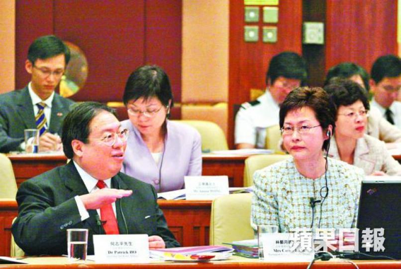 ■何任民政局長時,傳與該局常秘林鄭月娥不咬弦;圖為2006年兩人出席立會會議。 ■何任民政局長時,傳與該局常秘林鄭月娥不咬弦;圖為2006年兩人出席立會會議。