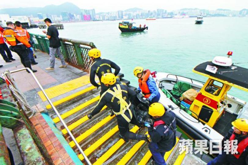 ■死者錢宇凝的屍體前日在紅磡對開海面被發現,由消防蛙人抬上岸。劉柏麟攝■死者錢宇凝 ■死者錢宇凝的屍體前日在紅磡對開海面被發現,由消防蛙人抬上岸。劉柏麟攝■死者錢宇凝