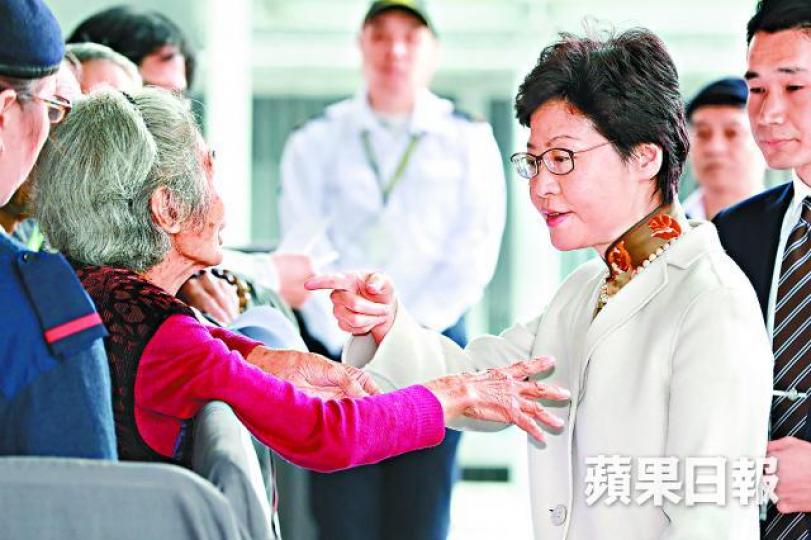 ■特首林鄭月娥昨出席行政會議前,與請願人士交流。李家皓攝
■特首林鄭月娥昨出席行政會議前,與請願人士交流。李家皓攝