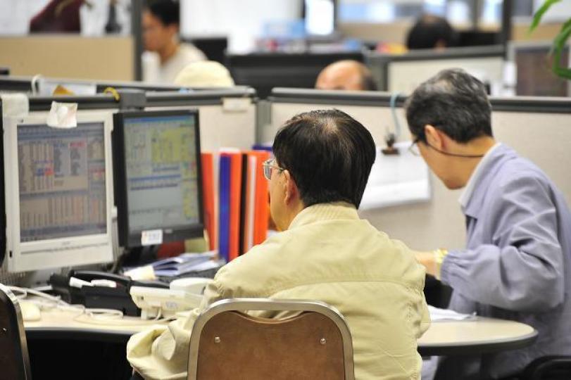 ■投資者玩新股,如果不玩暗盤就蝕章了。資料圖片 ■投資者玩新股,如果不玩暗盤就蝕章了。資料圖片