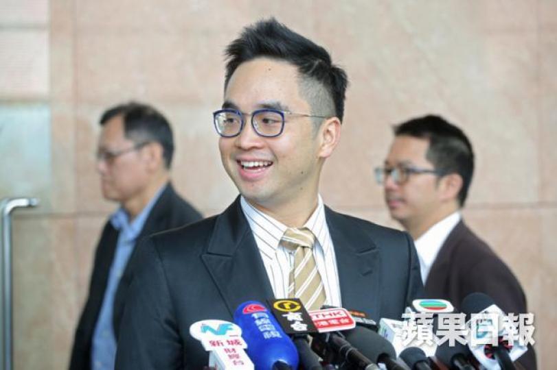 ■鄭志剛噚日朝早出席新世界股東會,打咗條斜紋領帶。陳善南攝■下午出席周大福活動,鄭志剛除咗領帶,感覺潮啲。李潤芳攝 ■鄭志剛噚日朝早出席新世界股東會,打咗條斜紋領帶。陳善南攝■下午出席周大福活動,鄭志剛除咗領帶,感覺潮啲。李潤芳攝
