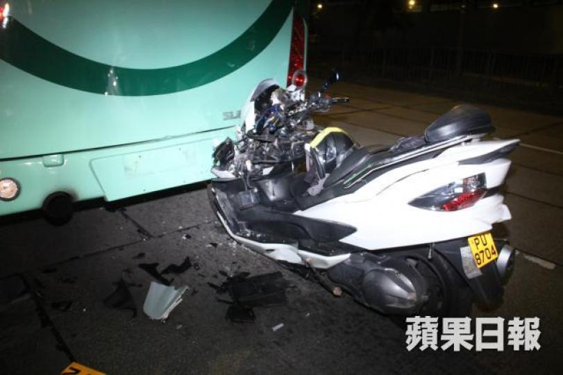 ■電單車前轆直插旅巴車尾。
■電單車前轆直插旅巴車尾。