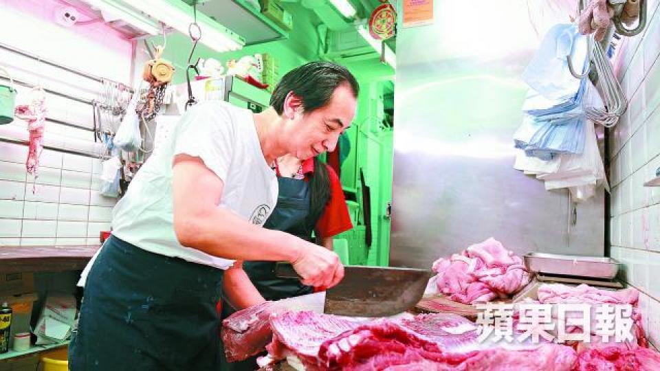 ■掌廚30多年的吳志輝到肉檔嘗試打腩排,坦言體力消耗更大。彭志行攝 ■掌廚30多年的吳志輝到肉檔嘗試打腩排,坦言體力消耗更大。彭志行攝