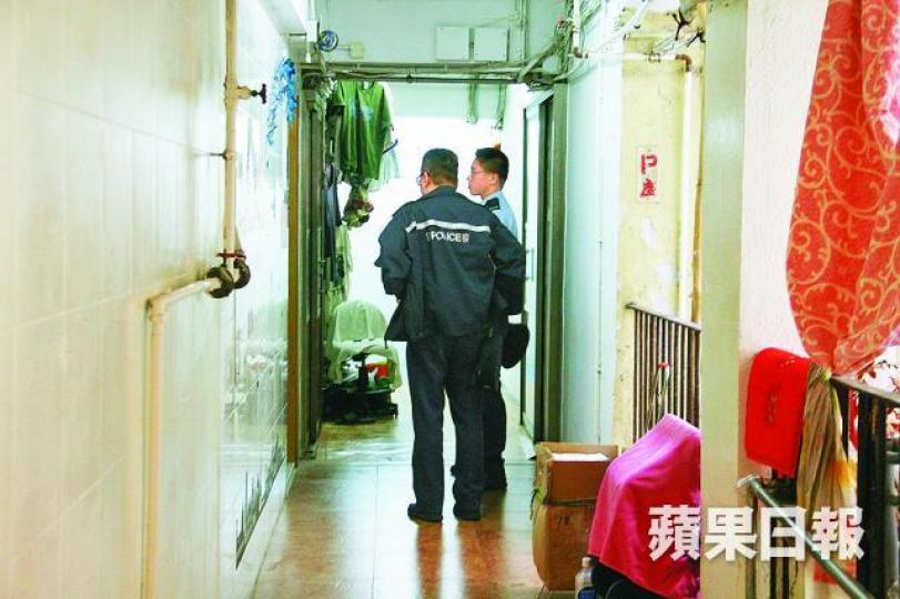 ■賓館職員發現住客燒炭急忙報警,警員到場調查。梁澤岡攝
■賓館職員發現住客燒炭急忙報警,警員到場調查。梁澤岡攝