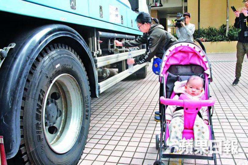 ■葵涌邨居民羅太昨早帶同7個月大女兒落街取水。文兆麟攝■葵涌邨附近超市樽裝水熱賣,職員忙於補貨。■水務署昨認事故疑涉荃灣配水庫維修工程。周鴻熙攝 ■葵涌邨居民羅太昨早帶同7個月大女兒落街取水。文兆麟攝■葵涌邨附近超市樽裝水熱賣,職員忙於補貨。■水務署昨認事故疑涉荃灣配水庫維修工程。周鴻熙攝