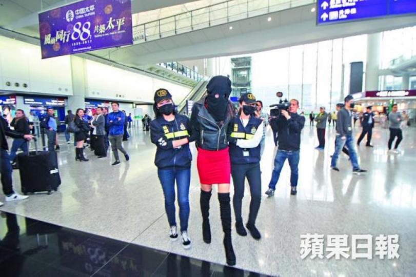 ■涉販毒的女模特兒被關員押走調查。劉柏麟攝 ■涉販毒的女模特兒被關員押走調查。劉柏麟攝