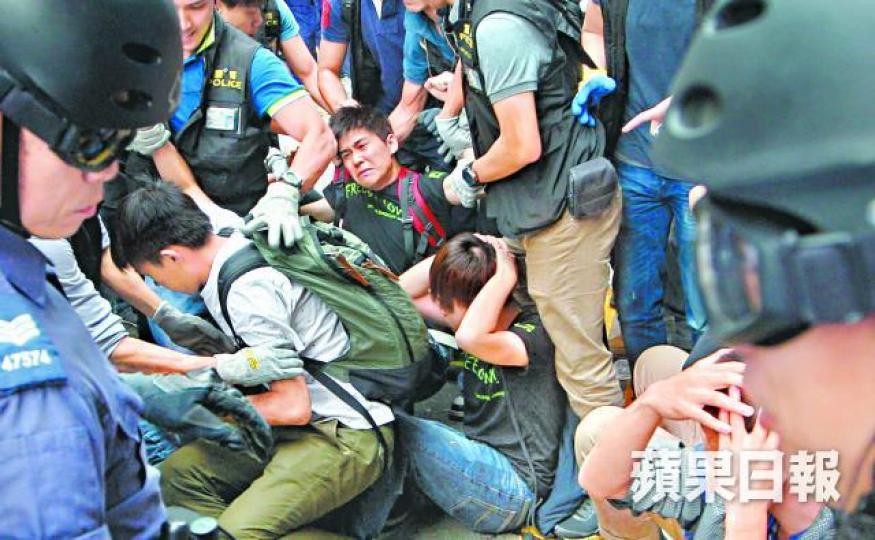 ■岑敖暉於佔旺清場時被捕,承認刑事藐視法庭罪。
■岑敖暉於佔旺清場時被捕,承認刑事藐視法庭罪。