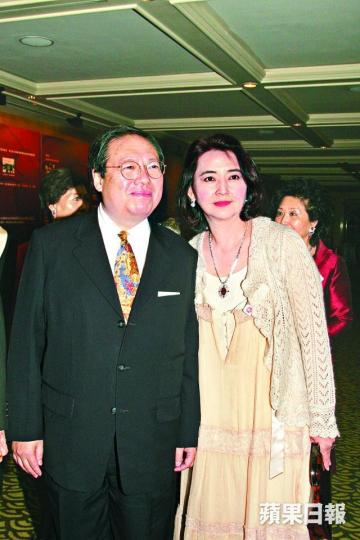 ■何志平於1997年迎娶台灣女星胡慧中為第二任妻子;圖為二人2006年出席香港女童軍總會晚宴。■何志平為眼科醫生出身,但後來棄醫從政。資料圖片■就讀拔萃男書院時,何志平已醉心小提琴。■何2003年陪伴時任國務院總理溫家寶到訪淘大花園。■2003年年初三,何志平以民政事務局長身份為香港在車公廟求得下籤。■2007年離開政府後,何獲時任特首曾蔭權頒授金紫荊星章。 ■何志平於1997年迎娶台灣女星胡慧中為第二任妻子;圖為二人2006年出席香港女童軍總會晚宴。■何志平為眼科醫生出身,但後來棄醫從政。資料圖片■就讀拔萃男書院時,何志平已醉心小提琴。■何2003年陪伴時任國務院總理溫家寶到訪淘大花園。■2003年年初三,何志平以民政事務局長身份為香港在車公廟求得下籤。■2007年離開政府後,何獲時任特首曾蔭權頒授金紫荊星章。