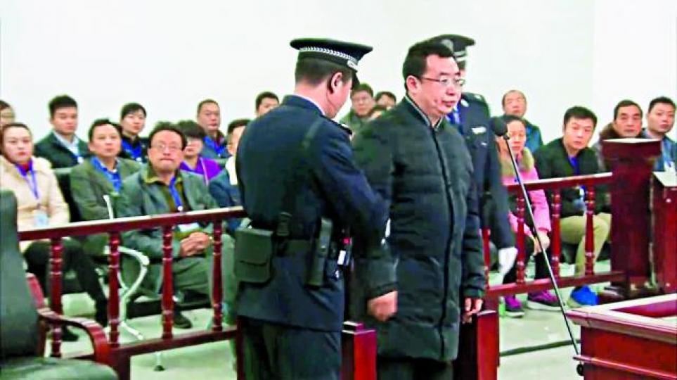 ■江天勇昨身穿深色外套出庭,沒戴手扣但神情呆滯。長沙中級法院片段截圖■大批公安阻止709家屬前往法院,將她們暴力帶走。互聯網 ■江天勇昨身穿深色外套出庭,沒戴手扣但神情呆滯。長沙中級法院片段截圖■大批公安阻止709家屬前往法院,將她們暴力帶走。互聯網