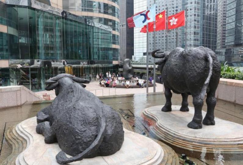 ■恒指昨日上企30000點關口,成交續大,走勢強勁,策略上宜逢低部署好倉。資料圖片 ■恒指昨日上企30000點關口,成交續大,走勢強勁,策略上宜逢低部署好倉。資料圖片