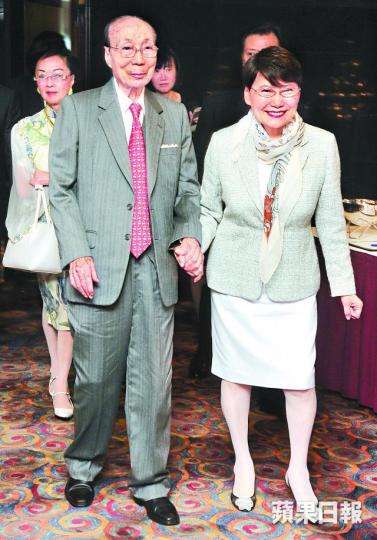■六叔跟方逸華恩愛非常,經常手拖手亮相。資料圖片甜蜜咬耳仔常伴夫左右跪地悼六叔■方逸華最愛穿Chanel套裝示人。■陳志雲是六嬸愛將,不時陪她出席活動。■2012年,方逸華出席無綫45周年台慶。 ■六叔跟方逸華恩愛非常,經常手拖手亮相。資料圖片甜蜜咬耳仔常伴夫左右跪地悼六叔■方逸華最愛穿Chanel套裝示人。■陳志雲是六嬸愛將,不時陪她出席活動。■2012年,方逸華出席無綫45周年台慶。