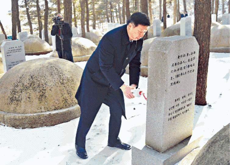 ■宋濤在北韓平安南道志願軍烈士墓祭奠,朝方無官員陪同。 ■宋濤在北韓平安南道志願軍烈士墓祭奠,朝方無官員陪同。