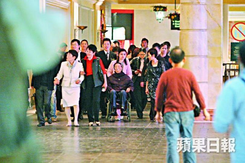■2007年,方逸華赤腳參觀澳門威尼斯人酒店賭場及廣場。■六嬸曾手持小水泡與TVB高層晚飯。■Raymond曾被拍到推着坐輪椅的六叔。 ■2007年,方逸華赤腳參觀澳門威尼斯人酒店賭場及廣場。■六嬸曾手持小水泡與TVB高層晚飯。■Raymond曾被拍到推着坐輪椅的六叔。