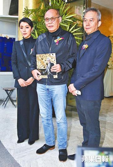 ■(左起)陳芷菁、岑建勳和蘇倫扣上七色彩帶悼念陳自強。 ■(左起)陳芷菁、岑建勳和蘇倫扣上七色彩帶悼念陳自強。