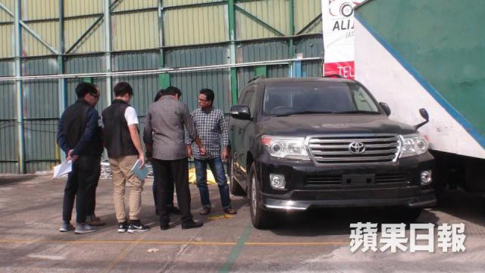 ■警員昨到失竊的賣車場調查案件。譚健文攝
■警員昨到失竊的賣車場調查案件。譚健文攝
