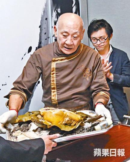 ■鼎爺打爛隻「阿爺乞兒雞」,並親自捧上枱。■鼎爺表示瘦了13磅,每晚都要蝦仁炒蛋。■麥玲玲日前請來林作、裕美及蔚雨芯等齊齊一嚐鼎爺手藝。■蔚雨芯夾起一隻鮑魚放入口前都要影張相先。(左起)鼎爺、林作、麥玲玲、蔚雨芯、裕美古法東星化成龍。玲玲師傅收到鼎爺嘅簽名食譜。相機食先。阿爺精選前菜。梅子蒸紅蟹。花膠杏汁燉白肺。紫氣東來。花旗參湯浸娃娃菜。阿爺乞兒雞。新舊荷葉飯杞子圓肉紅棗燉桃膠糖水 ■鼎爺打爛隻「阿爺乞兒雞」,並親自捧上枱。■鼎爺表示瘦了13磅,每晚都要蝦仁炒蛋。■麥玲玲日前請來林作、裕美及蔚雨芯等齊齊一嚐鼎爺手藝。■蔚雨芯夾起一隻鮑魚放入口前都要影張相先。(左起)鼎爺、林作、麥玲玲、蔚雨芯、裕美古法東星化成龍。玲玲師傅收到鼎爺嘅簽名食譜。相機食先。阿爺精選前菜。梅子蒸紅蟹。花膠杏汁燉白肺。紫氣東來。花旗參湯浸娃娃菜。阿爺乞兒雞。新舊荷葉飯杞子圓肉紅棗燉桃膠糖水