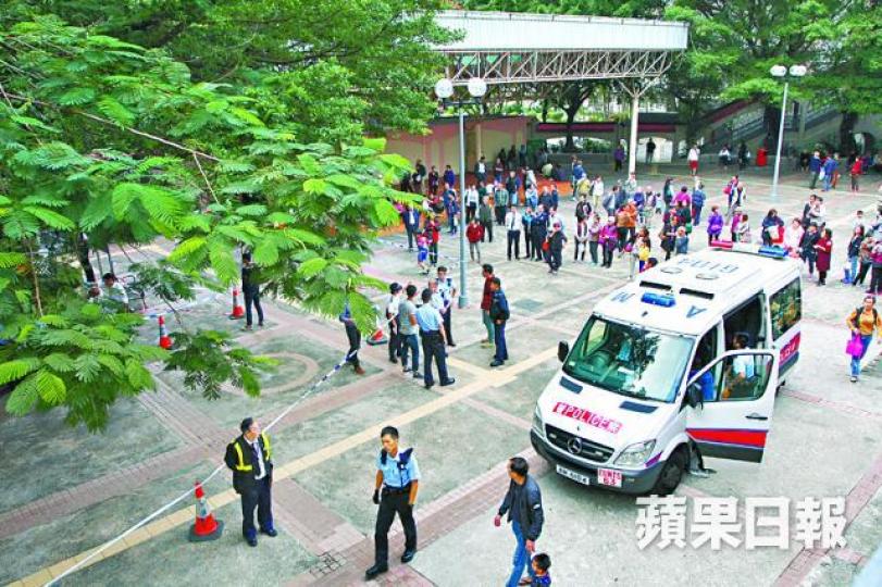 ■沙田廣源邨昨發生兇殺案,警員一度封鎖公園調查,街坊在現場圍觀。張培生攝 ■沙田廣源邨昨發生兇殺案,警員一度封鎖公園調查,街坊在現場圍觀。張培生攝