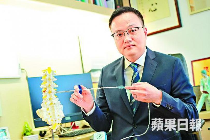 ■李世偉指微創水泥療法對腰椎骨折永久有效。周智堅攝 ■李世偉指微創水泥療法對腰椎骨折永久有效。周智堅攝