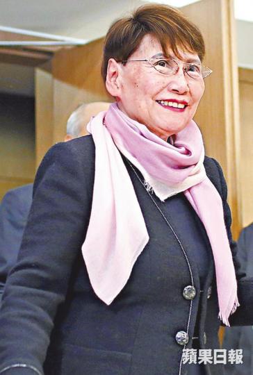 ■叱咤演藝界的方逸華前日離世,留下逾38億遺產。■方逸華的兩位妹妹,昨早現身北角殯儀館,估計是為姊姊打點後事安排。■梁乃鵬昨也出現北角殯儀館,但他一直迴避傳媒鏡頭。■李寶安被問到有關方逸華喪禮安排時,未有回答。■有指方逸華會仿效亡夫邵逸夫成立慈善基金,回饋社會。 ■叱咤演藝界的方逸華前日離世,留下逾38億遺產。■方逸華的兩位妹妹,昨早現身北角殯儀館,估計是為姊姊打點後事安排。■梁乃鵬昨也出現北角殯儀館,但他一直迴避傳媒鏡頭。■李寶安被問到有關方逸華喪禮安排時,未有回答。■有指方逸華會仿效亡夫邵逸夫成立慈善基金,回饋社會。