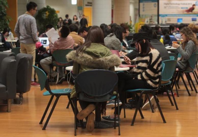 ■港股這一浪大牛市,不少大學生也加入股民行列。資料圖片 ■港股這一浪大牛市,不少大學生也加入股民行列。資料圖片