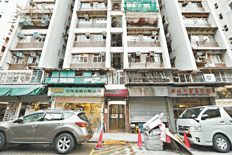 ■新豪大廈對出的私家街車輛違泊嚴重,亦經常有商舖丟棄雜物阻路。謝榮耀攝 ■新豪大廈對出的私家街車輛違泊嚴重,亦經常有商舖丟棄雜物阻路。謝榮耀攝