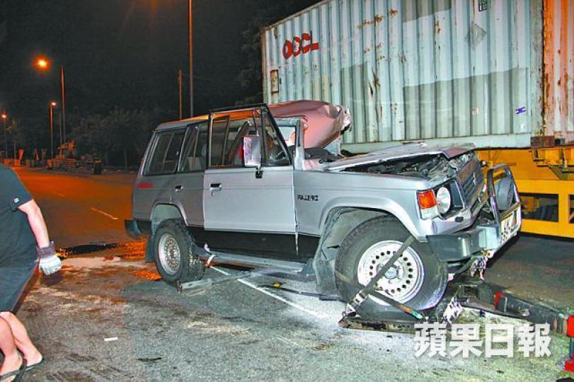 ■吉普車昨失控猛撞貨櫃車,車頭嚴重損毀。
■吉普車昨失控猛撞貨櫃車,車頭嚴重損毀。