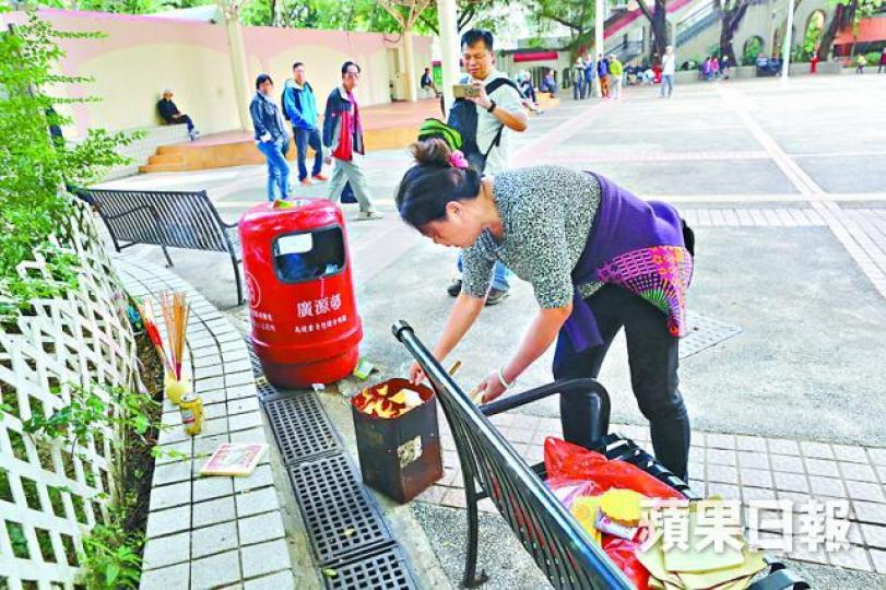■廣源邨街坊昨到發生兇案的花槽拜祭。
■廣源邨街坊昨到發生兇案的花槽拜祭。
