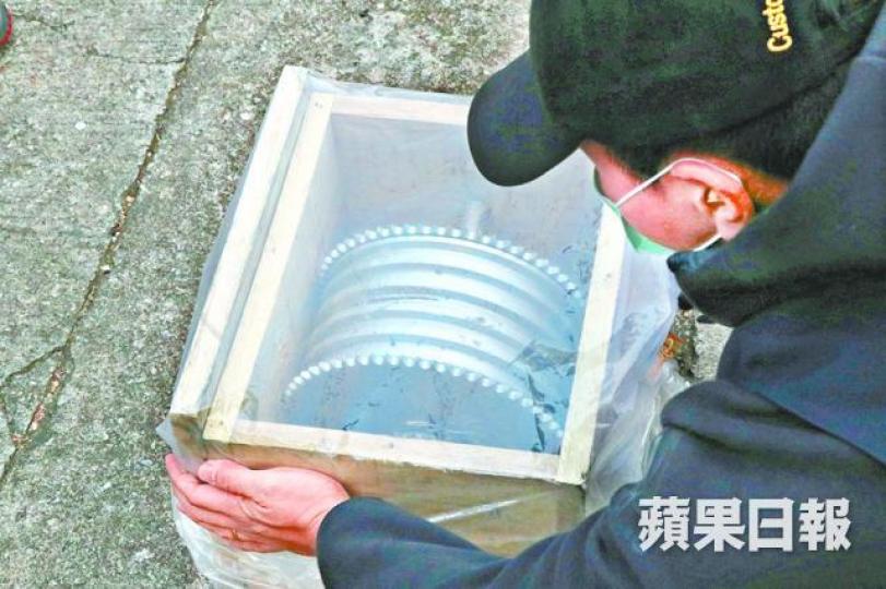 ■海關人員用離子分析儀揭發滑輪暗藏毒品。
■海關人員用離子分析儀揭發滑輪暗藏毒品。
