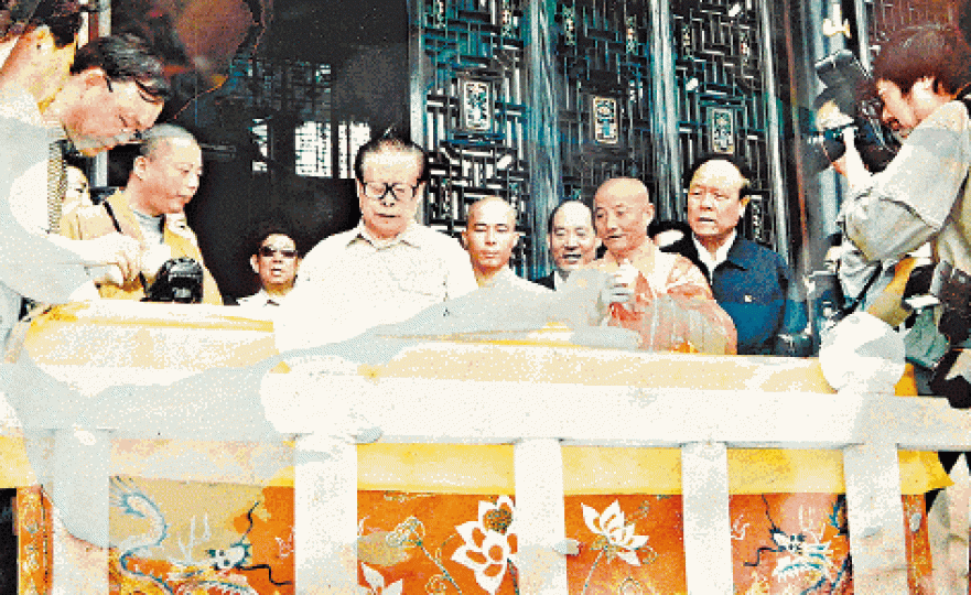 ■江澤民2004年6月4日,到安徽九華山向地藏菩薩進香。 ■江澤民2004年6月4日,到安徽九華山向地藏菩薩進香。