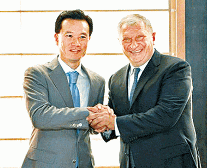■中國華信主席葉簡明(左)早前與俄羅斯國家石油公司簽訂合作協議。互聯網 ■中國華信主席葉簡明(左)早前與俄羅斯國家石油公司簽訂合作協議。互聯網