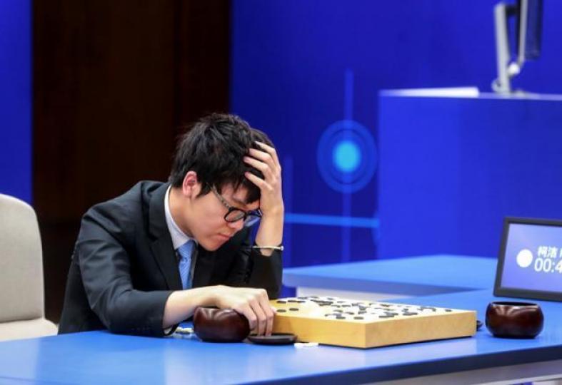 ■中國棋王柯潔得知AlphaGo懂得在3日內自學成才,他認為人類已經太多餘了。資料圖片■AlphaGo於今年5月,以3比0擊敗世界排名第一的中國棋王柯潔。資料圖片 ■中國棋王柯潔得知AlphaGo懂得在3日內自學成才,他認為人類已經太多餘了。資料圖片■AlphaGo於今年5月,以3比0擊敗世界排名第一的中國棋王柯潔。資料圖片