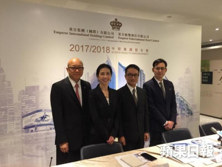■英皇娛樂酒店執行董事范敏嫦(左二)表示,賭收下跌是短期現象。
■英皇娛樂酒店執行董事范敏嫦(左二)表示,賭收下跌是短期現象。
