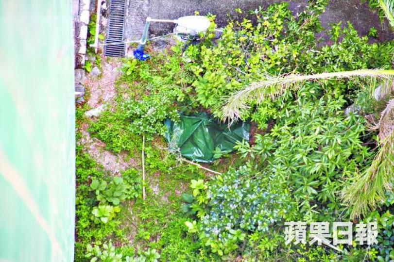 ■青年的屍體昨被警員用帳篷覆蓋。劉永明攝
■青年的屍體昨被警員用帳篷覆蓋。劉永明攝