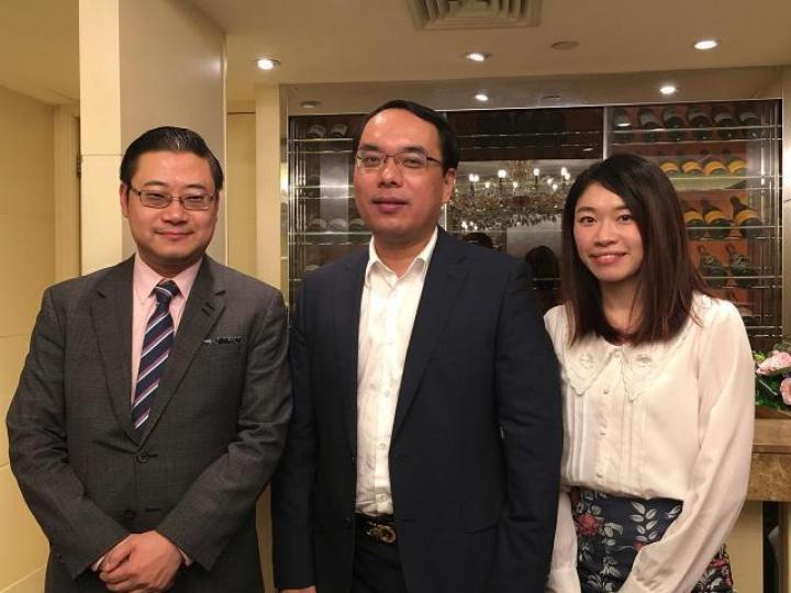 ■TCL多媒體企業融資與投資者關係部總監印國庭(左)及通力電子首席財務官任學農(中)。
■TCL多媒體企業融資與投資者關係部總監印國庭(左)及通力電子首席財務官任學農(中)。
