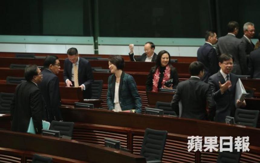 ■建制派小休離座後,有議員未及趕返議事廳開會,立會最終流會。
■建制派小休離座後,有議員未及趕返議事廳開會,立會最終流會。