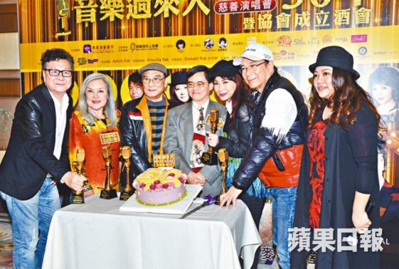 ■鄭國江(中)、譚炳文(左三)等將於來年舉辦音樂會。■夏雨前晚出席活動時,緬懷當年曾為六嬸伴舞。 ■鄭國江(中)、譚炳文(左三)等將於來年舉辦音樂會。■夏雨前晚出席活動時,緬懷當年曾為六嬸伴舞。