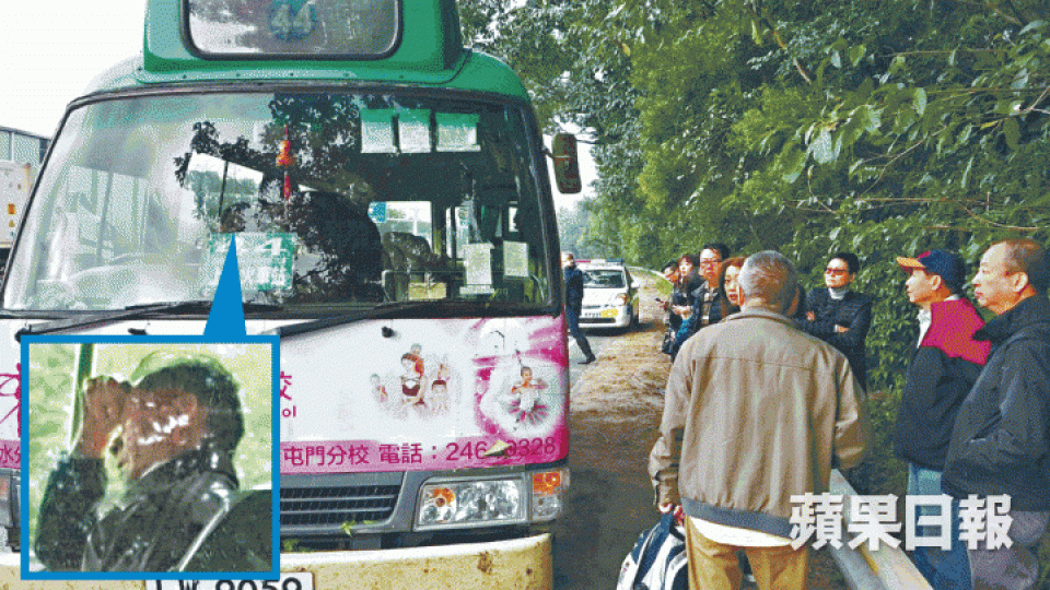 ■事後司機坐於駕駛座無甚反應(小圖),乘客下車等待救援。 ■事後司機坐於駕駛座無甚反應(小圖),乘客下車等待救援。