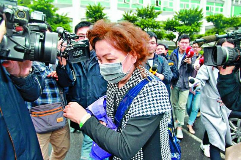 ■姓連女房東獲保釋後匆匆離開警局。■死者家屬昨重返現場招魂。 ■姓連女房東獲保釋後匆匆離開警局。■死者家屬昨重返現場招魂。